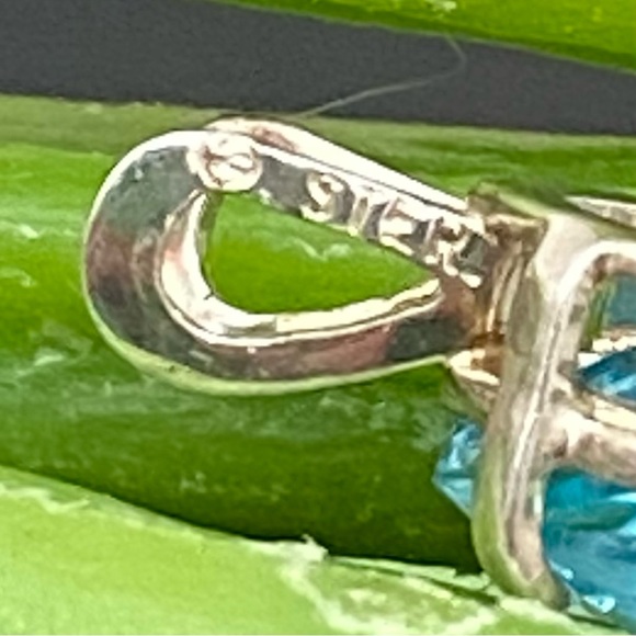 Vintage Sterling Silver Blue Topaz CZ Cubic Zirconia Teardrop Pendant 0.7g - Picture 15 of 15